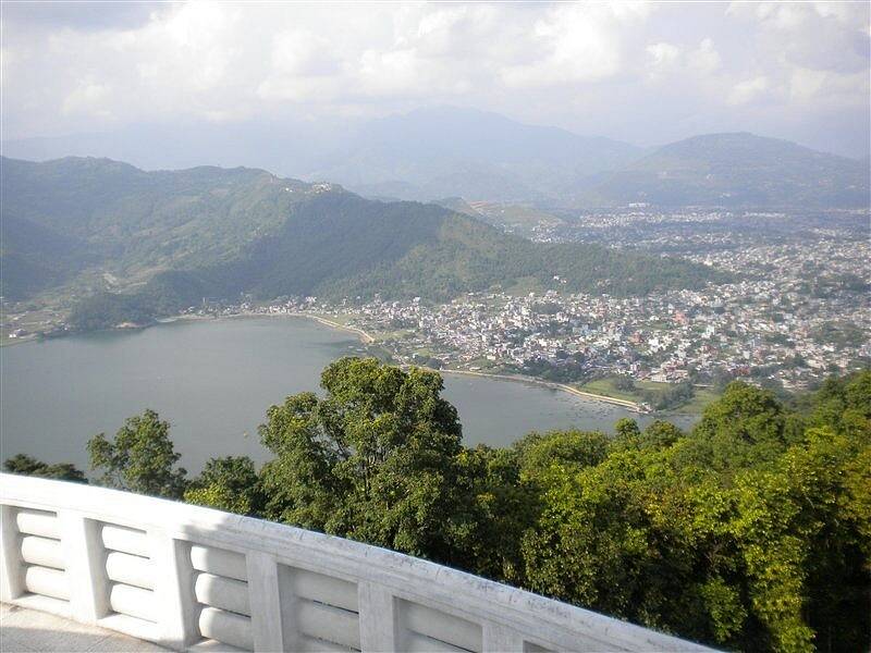 Výhled od World Peace Pagoda byl pravdu překrásný, celá Pokhara i s jezerem jako na dlani.