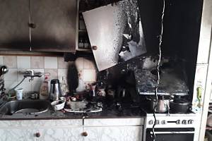 Požár v bytě v Březové nad Svitavou zničil kuchyň kvůli nedbalosti. Seniorka zapomněla, že vaří kynuté knedlíky a sledovala televizi.