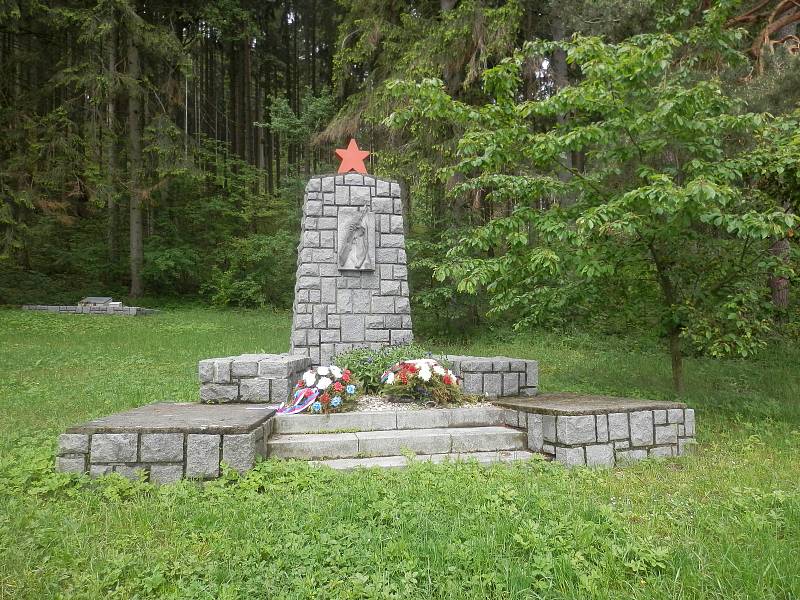 Pomník paradesantu Komenský na místě posledního boje u Předního Arnoštova.