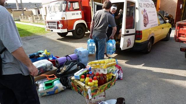 PARTA HASIČŮ z Cerekvice pomáhala vytopeným lidem v Rudníku. Lidé z obce navíc poslali  do zasažené obce materiální pomoc