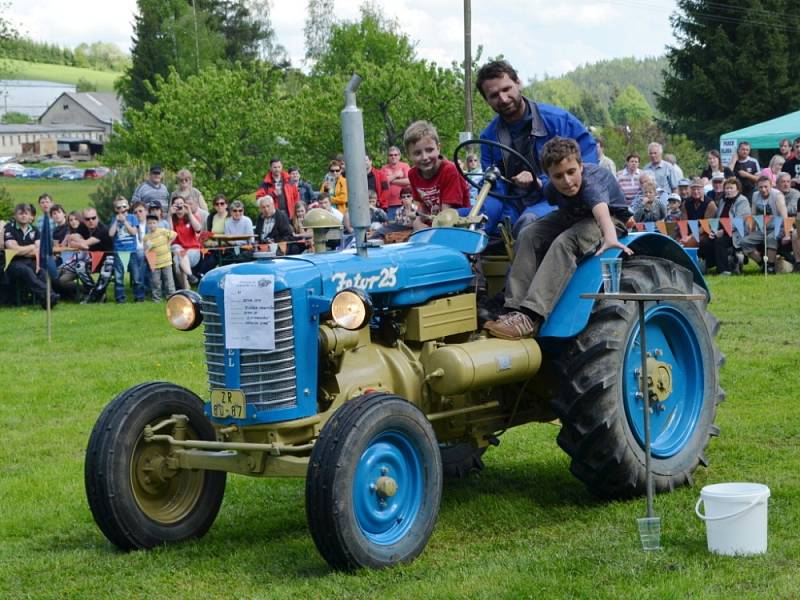 Traktůrky, traktory a další stroje proháněli v sobotu jejich majitelé v Březinách. Místní, ale i borci z okolí dokazovali svou zručnost. Zvládli i jízdu terénem.