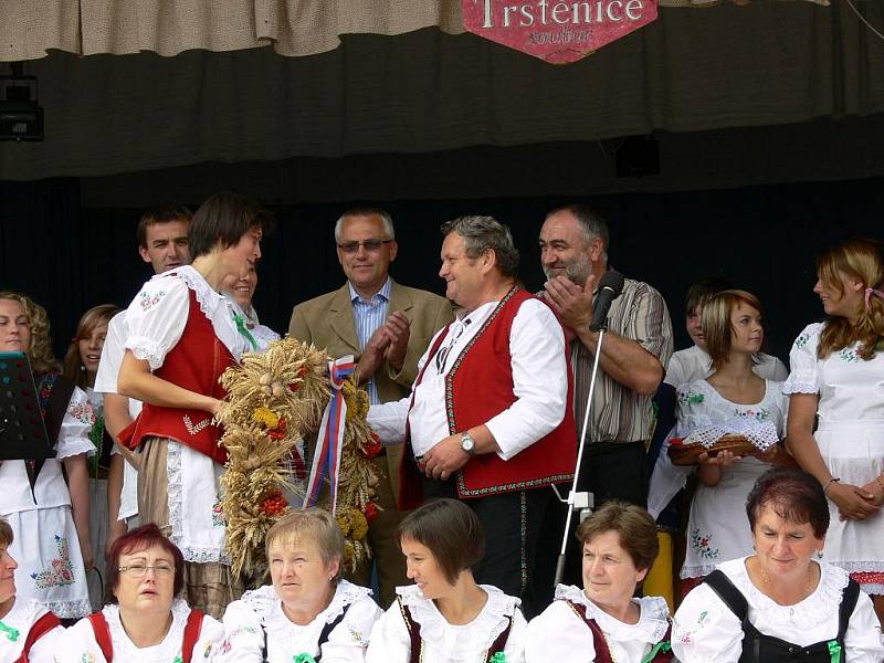 Starosta Jan Sigl přebírá věnec.