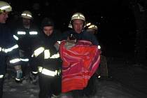 Sanity zapadly do sněhu. Dítě zachránili hasiči.