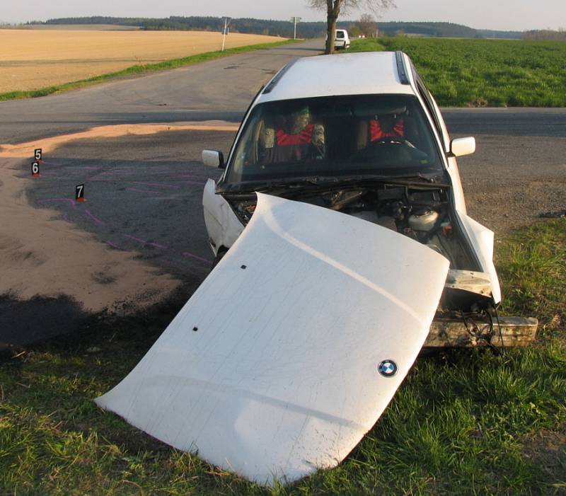 NEDAL PŘEDNOST, zranil tři lidi.