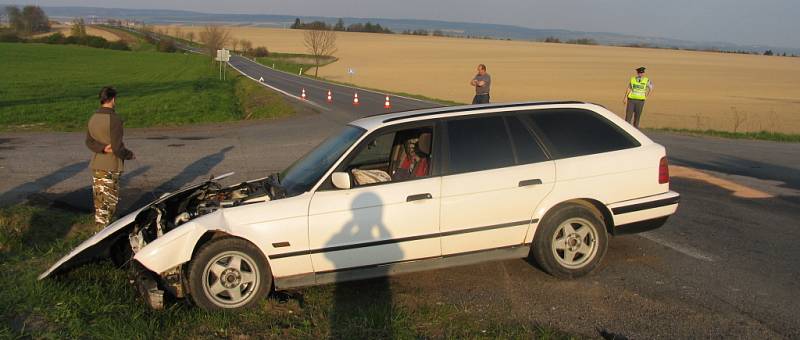 NEDAL PŘEDNOST, zranil tři lidi.