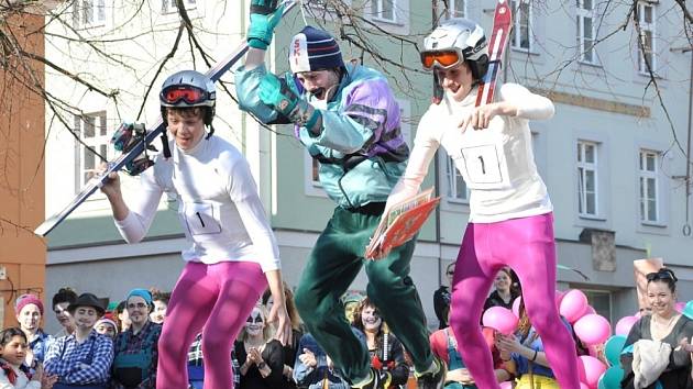 STUDENTI ZE STŘEDNÍCH ŠKOL  vyrazili v úterý odpoledne v tradičním majálesovém průvodu. K vidění byli pravěcí lidé, lyžaři, vojáci, Japonky. Mladíci z technické školy vytáhli do ulic naleštěný traktor s valníky.