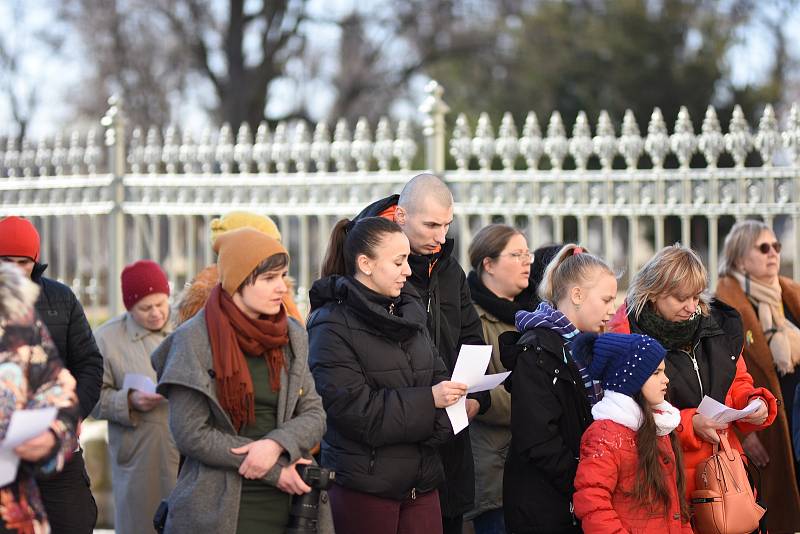 Desítky lidí v Litomyšli se sešly v neděli odpoledne na zámeckém návrší při Modlitbě za Ukrajinu.