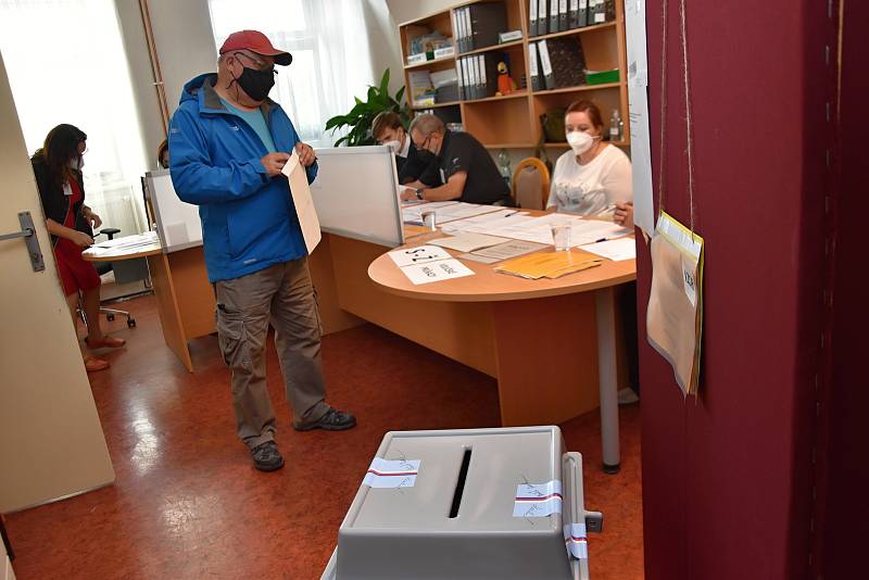 V Poličce se před volební místností na městském úřadu vytvořila už před 14. hodinou menší fronta. Zájem o volby je velký.