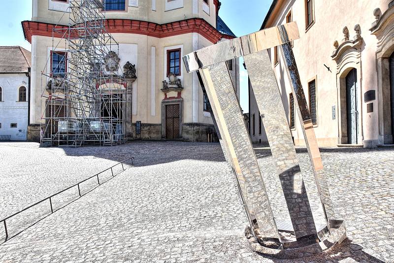 NA ČTRNÁCTI MÍSTECH v Litomyšli se objevily objekty českých výtvarníků. Zatím největší rozruch budí nabourané Porsche na náměstí od Matyáše Chochola. Další díla jsou v Klášterních zahradách, na zámku nebo u Smetanova domu.