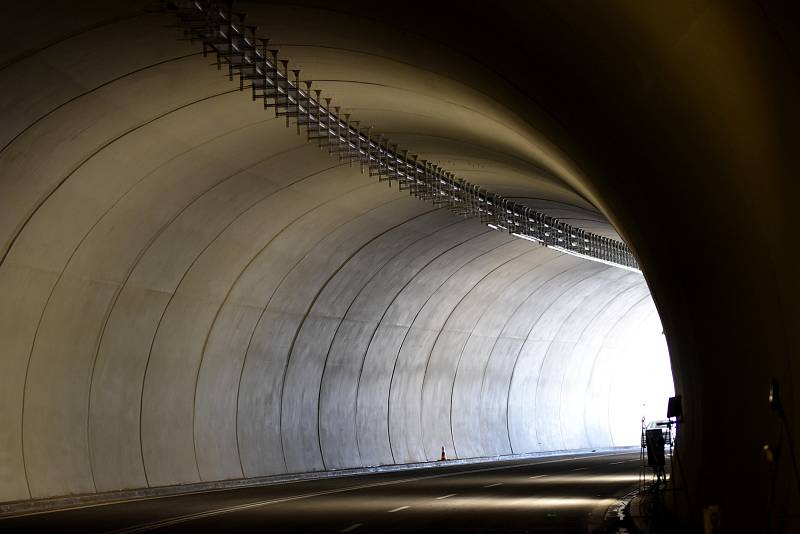 Rekonstrukce Hřebečského tunelu na I/35 jde do finále. Po stavební části přijde na řadu moderní technologie.