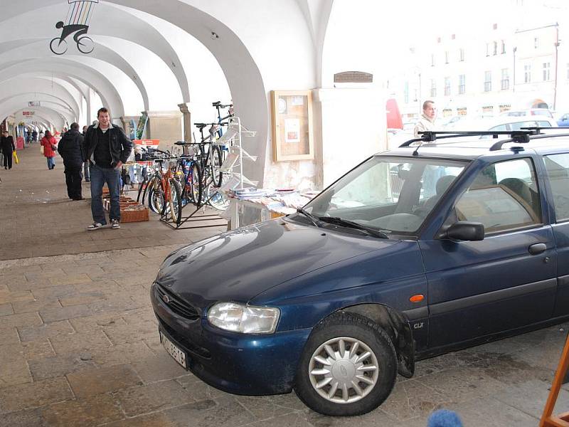 Auto, zaparkované na podloubí litomyšlského náměstí, budí pozornost.