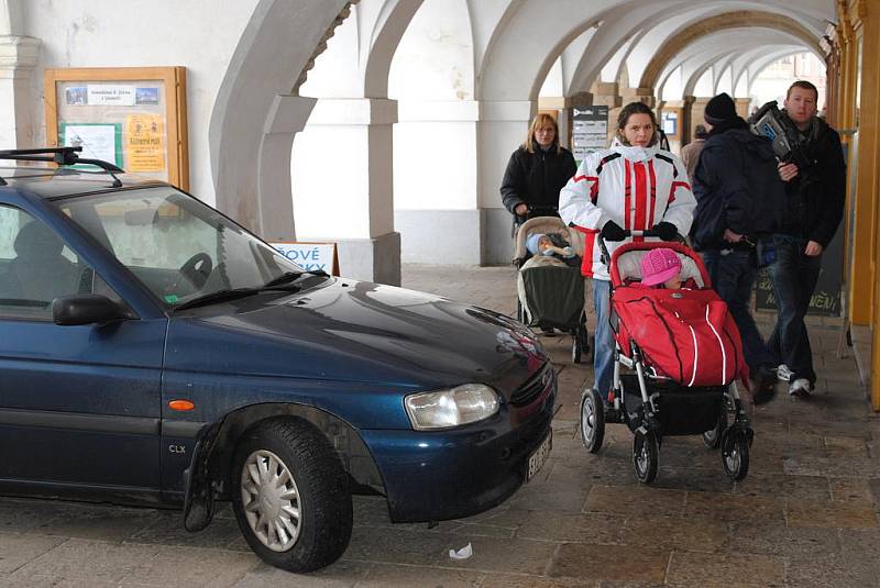 Auto, zaparkované na podloubí litomyšlského náměstí, budilo velkou pozornost.