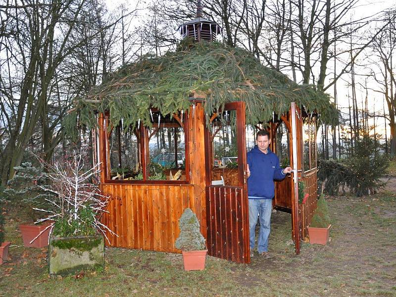 Na domě v Chotovicích bude svítit až do ledna patnáct tisíc žárovek.