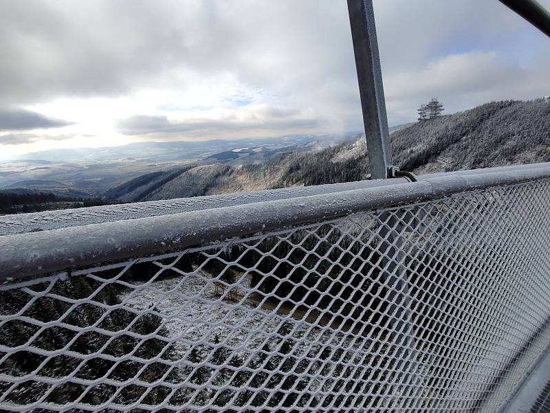 Na Dolní Moravě začala zima, zasněžování sjezdovek jede na plné obrátky. Jiné výhledy nabízí nejdelší visutý most na světě Sky Bridge 721.