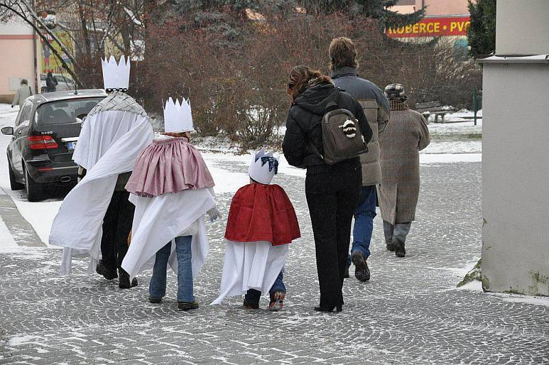 Koledníci se sešli ve svitavském kostele. Než vyrazili s kasičkami do ulic, požehnal jim farář Václav Dolák.