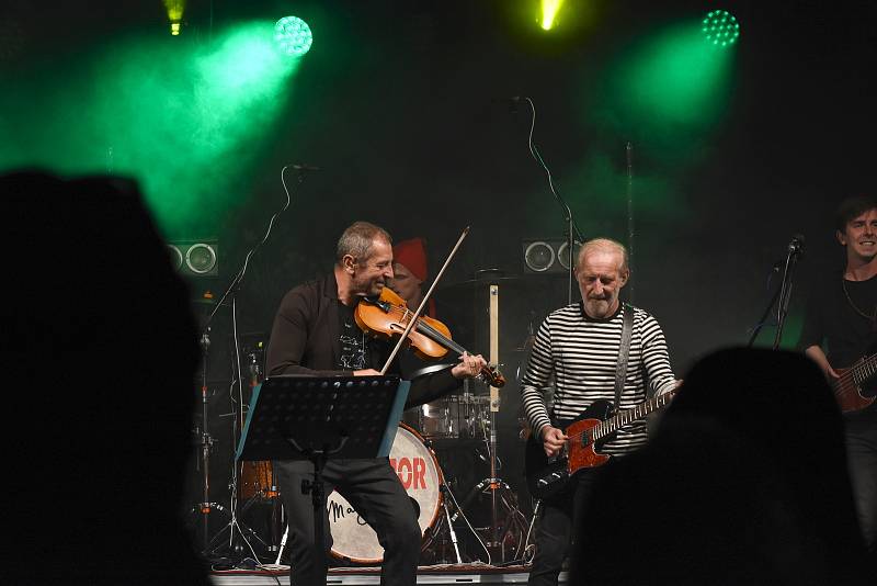 Koncert kapely Čechomor v Litomyšli se uskutečnil v dešti. Nádvoří zámku i tak zaplnily stovky lidí.