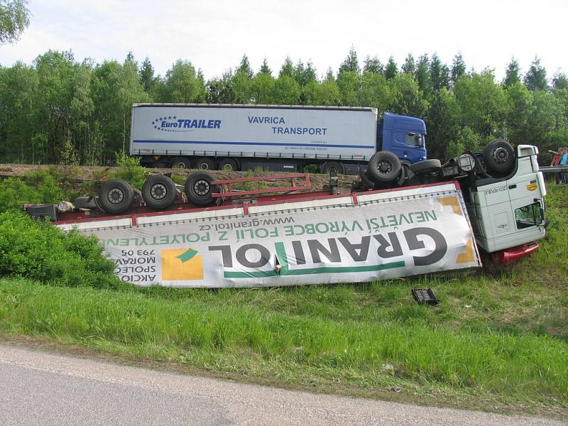 Převrácený kamion, který havaroval na silnici I/35 u odbočky na Mikuleč.