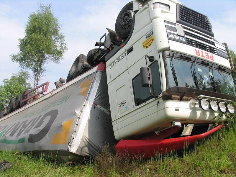 Převrácený kamion, který havaroval na silnici I/35 u odbočky na Mikuleč.