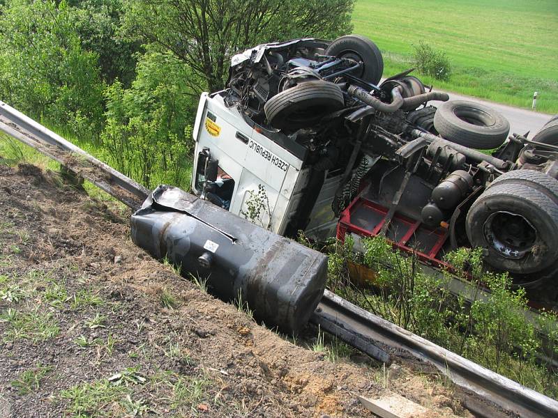 Převrácený kamion, který havaroval na silnici I/35 u odbočky na Mikuleč.