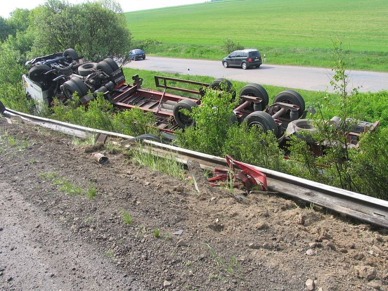 Převrácený kamion, který havaroval na silnici I/35 u odbočky na Mikuleč.