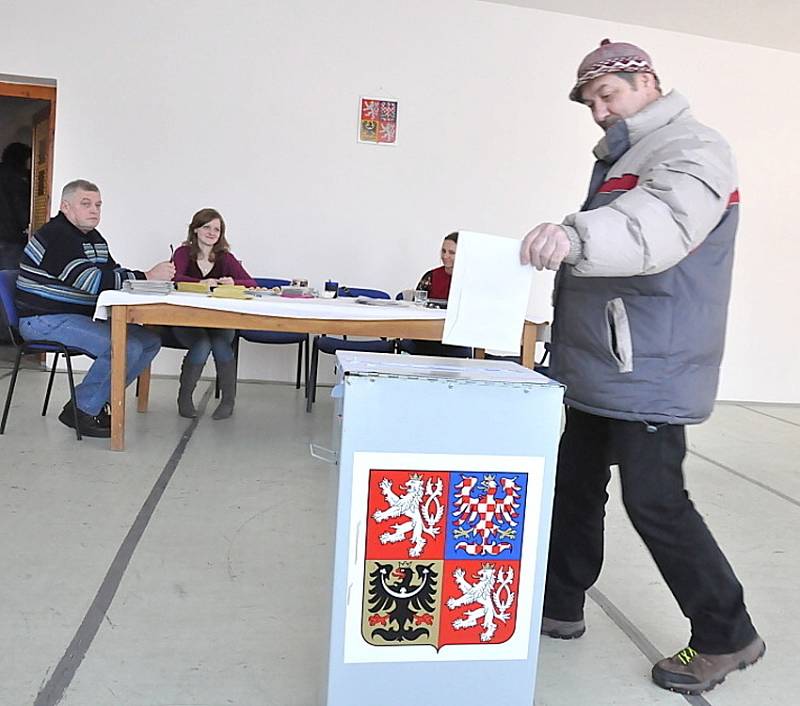 V NĚMČICÍCH měli v prvním kole velkou účast. Zájem  byl i v pátek. Od čtrnácti hodin měla komise co dělat.