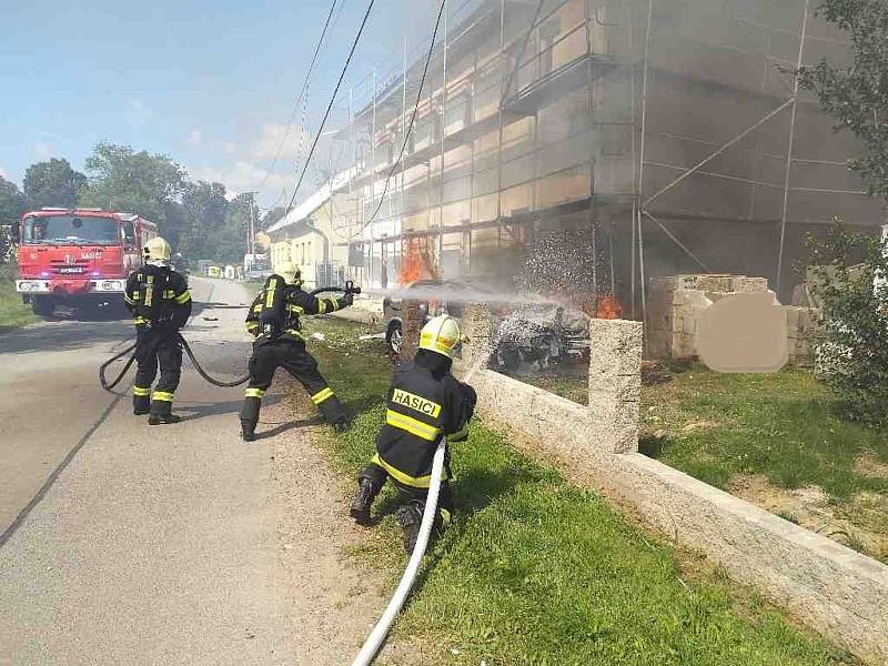 Auto začalo po nárazu do sloupu hořet. Poškozená je i fasáda domu.