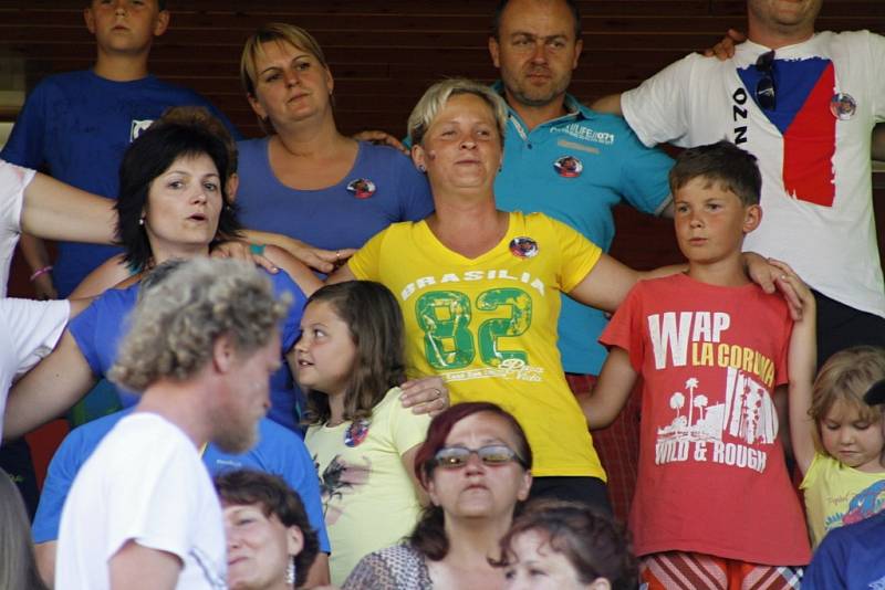 Rozparádění čeští reprezentanti v požárním sportu na závěr MS zařídili, že ze stadionu se stal taneční parket. 