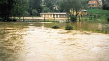ŘEKA v Hradci nad Svitavou zaplavila před patnácti lety přilehlé zahrady a pozemky. Lidé měli v domech víc jak metr vody. I hřiště se ztratilo pod vodou.