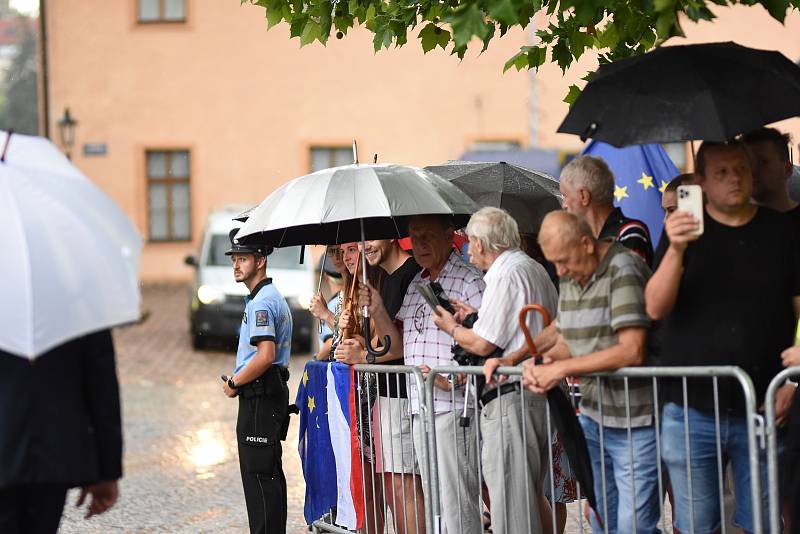 Česká vláda a Evropská komise jednají v Litomyšli. Začíná tak půlroční české předsednictví v Evropské unii.