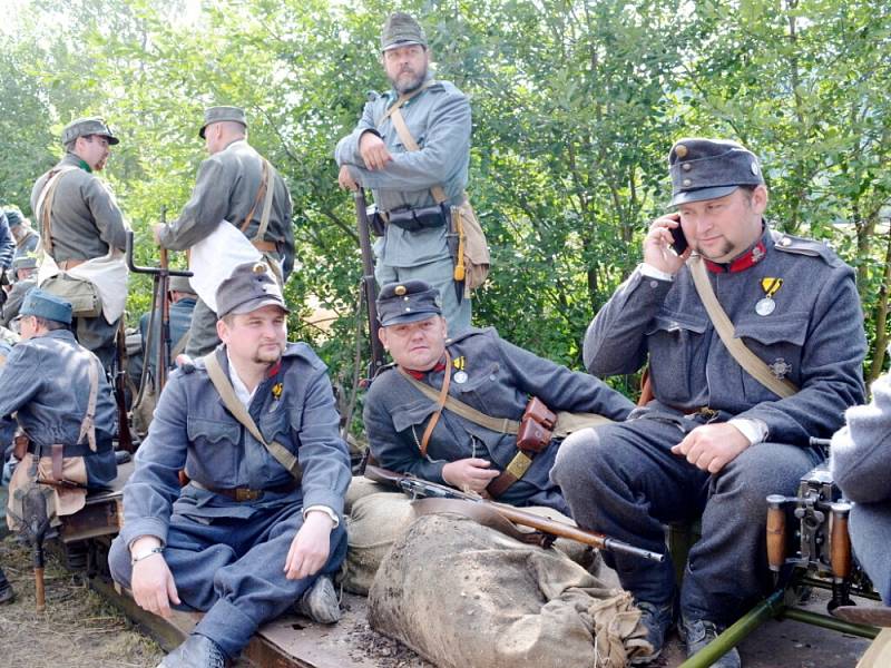 Diváci, kteří přijeli v sobotu do Mladějova,  nepřišli o pořádnou podívanou. Rakušané použili v boji proti Rusům i plamenomet. V lazaretu sténali zranění. Tomu všemu přihlíželi i dámy v dobových róbách. 