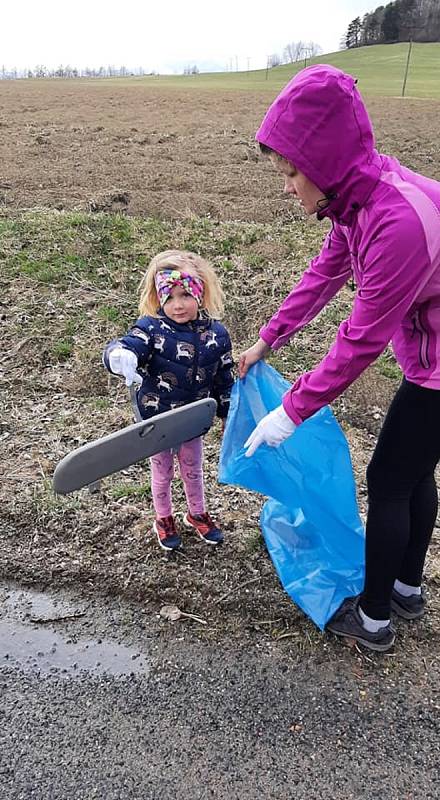 Příkopy cest uklízeli lidé také v Příluce na Svitavsku. "K této bohulibé akci nás na poslední chvíli "vyprovokoval" Honza Vavřín ze skupiny Ukliďme Česko v Litomyšli (a okolí) . Úklid proběhl na všech komunikacích v katastru obce. Potkali jsme při úklidu 