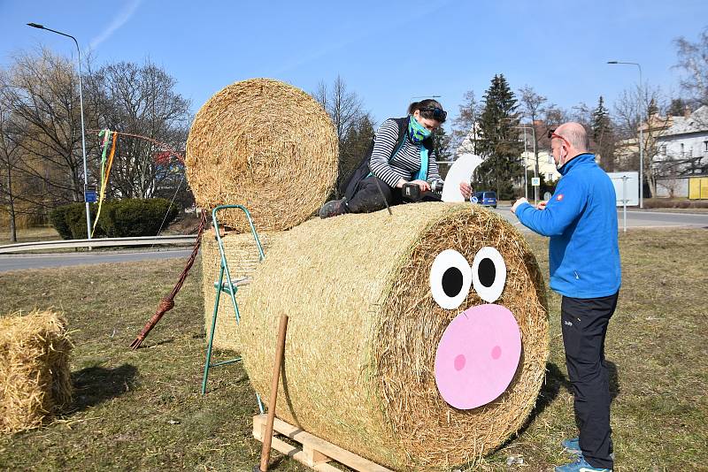 Kruhový objezd v centru Svitav zdobí obří býk, kravka a tele. Na dalších místech ve městě najdou lidé králíky, ovečky nebo čuníky.