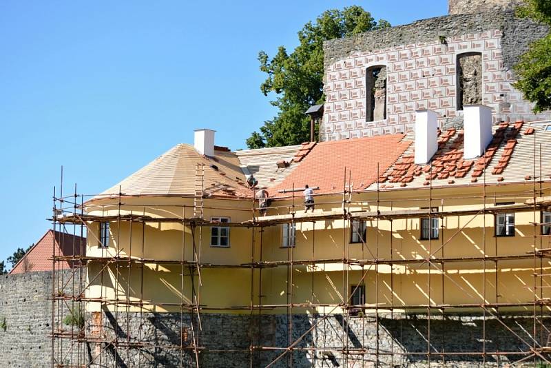 Oprava střechy na Svojanově.