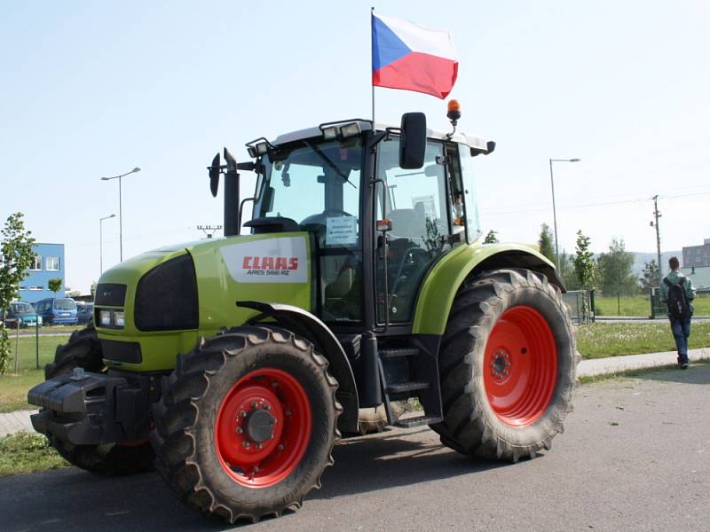 Zemědělci ze svitavského okresu se dnes připojili k protestní akci. S traktory, nákladními auty, ale i kombajny a řezačkami popojížděli po silnici z Moravské Třebové na Hřebeč. 