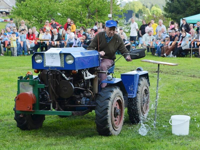 Traktůrky, traktory a další stroje proháněli v sobotu jejich majitelé v Březinách. Místní, ale i borci z okolí dokazovali svou zručnost. Zvládli i jízdu terénem.