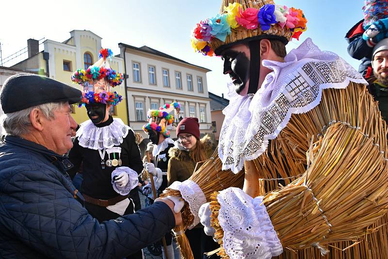 Maškary z Vortové u Hlinska ovládly v sobotu centrum Svitav. Masopust se ve městě uskutečnil již po sedmnácté. Nechyběla tradiční zabijačka, koblížky a jiné dobroty. Masopustní rej zakončilo tradiční porážení a vzkříšení kobyly.