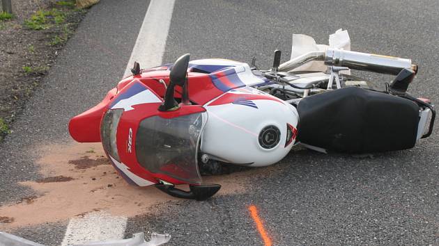 Nehoda motorkáře v Březové nad Svitavou skončila tragicky. Tragédie se odehrála v neděli pozdě odpoledne na hlavní silnici před městem ve směru od Svitav. Mladý motorkář nezvládl silný stroj a vletěl pod osobní automobil. Na místě zemřel.