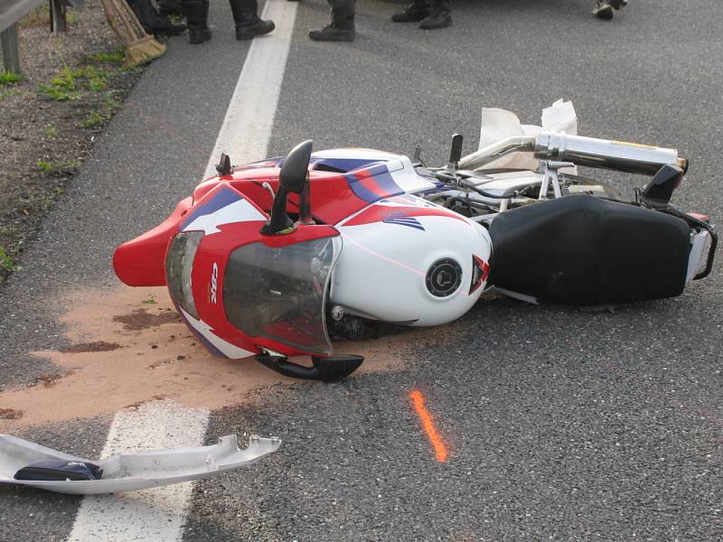 Nehoda motorkáře v Březové nad Svitavou skončila tragicky. Tragédie se odehrála v neděli pozdě odpoledne na hlavní silnici před městem ve směru od Svitav. Mladý motorkář nezvládl silný stroj a vletěl pod osobní automobil. Na místě zemřel.