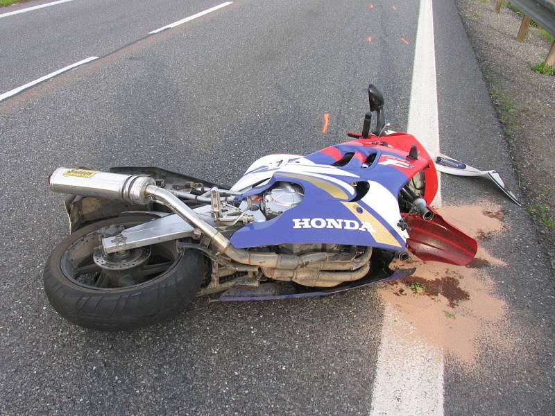 Nehoda motorkáře v Březové skončila tragicky