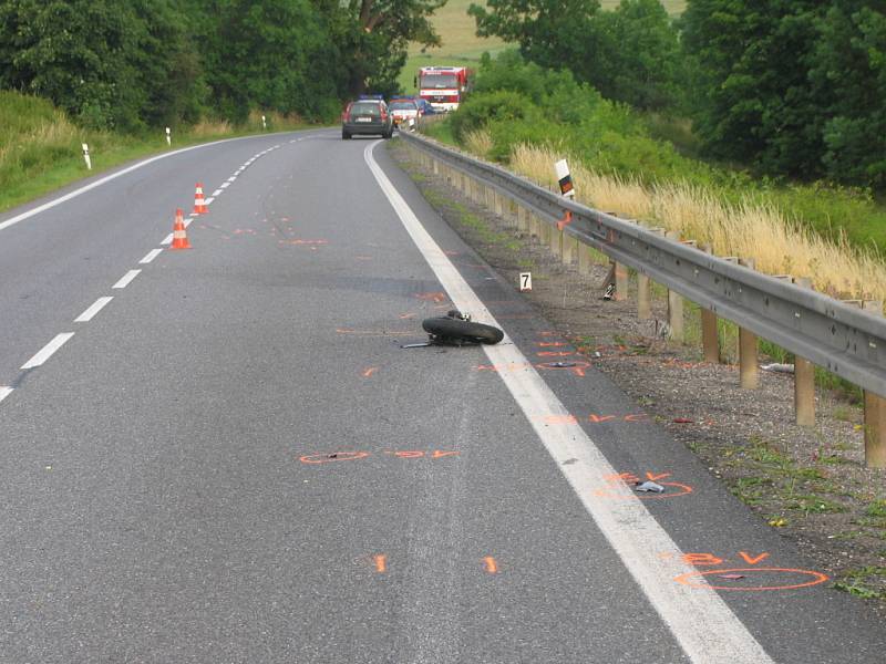 Nehoda motorkáře v Březové skončila tragicky