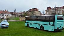 Autobus v Klášterních zahradách je součástí výstavy.