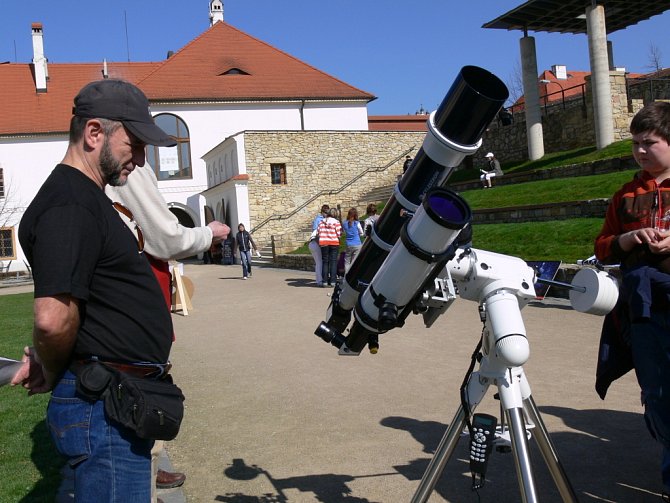 Astronom Ladislav socha při pozorování slunce.