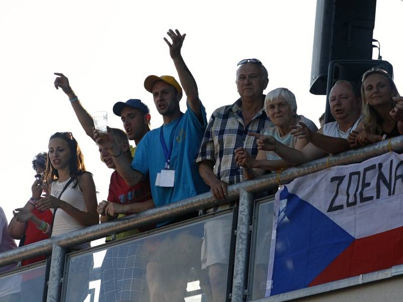 Rozparádění čeští reprezentanti v požárním sportu na závěr MS zařídili, že ze stadionu se stal taneční parket. 