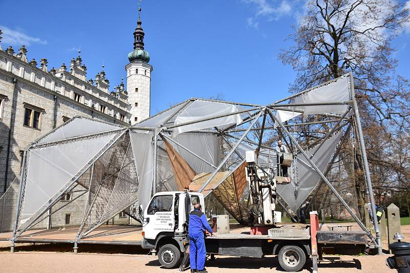 Dětský pavilon u zámku v Litomyšli demontuje firma a stěhuje ho do kampusu Technické univerzity v Liberci.