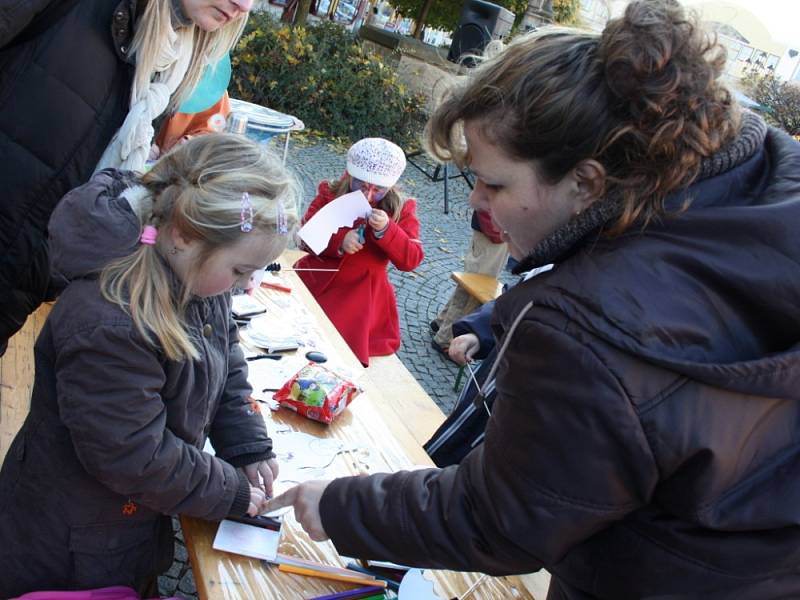 Svitavské náměstí se ve středu odpoledne proměnilo v halloweenskou dílnu. Děti vydlabávaly dýně.  