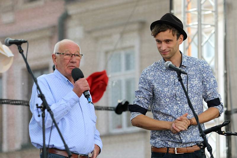 LIDÉ V LITOMYŠLI si o víkendu užili veselici s dobrým jídlem pitím, zábavou, divadlem i muzikou.