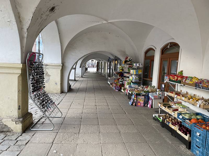 Jindy plná podloubí a ulice Litomyšle zejí o víkendech v Litomyšli prázdnotou. Stejně tak Klášterní zahrady. Podívejte se na "vylidněné" město.