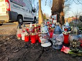 Na místě tragické nehody v Litomyšli přibývají svíčky a květiny.