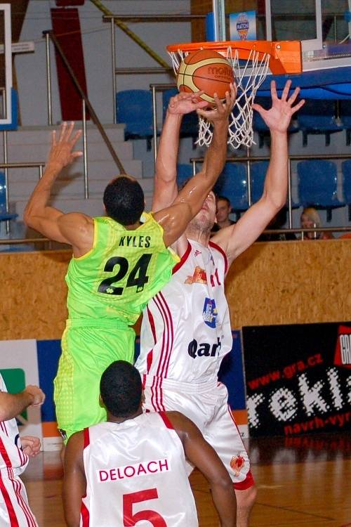 SVITAVŠTÍ BASKETBALISTÉ se dokázali na rozdíl od utkání na Slovensku vyrovnat soupeři v podkošovém prostoru.