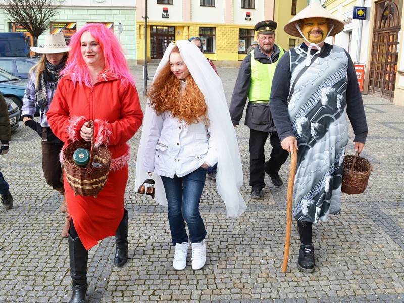 Masopust se v Moravské Třebové konal v sobotu poprvé. Někteří lidé si s partou nadšenců, kteří chtějí tradici do města vrátit, popovídali.  Děti neodmítly něco na zub.